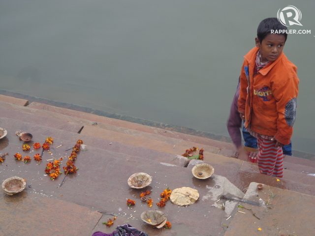 PERSEMBAHAN. Penduduk lokal meninggalkan persembahan mereka di sisi sungai sebagai tanda hormat dan penyembahan. 