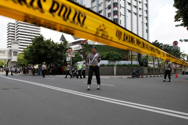 BOM THAMRIN. Garis batas polisi saat terjadi peledakan bom di Jalan Thamrin, Jakarta Pusat, pada 14 Januari 2016. Foto oleh Roni Bintang/EPA 