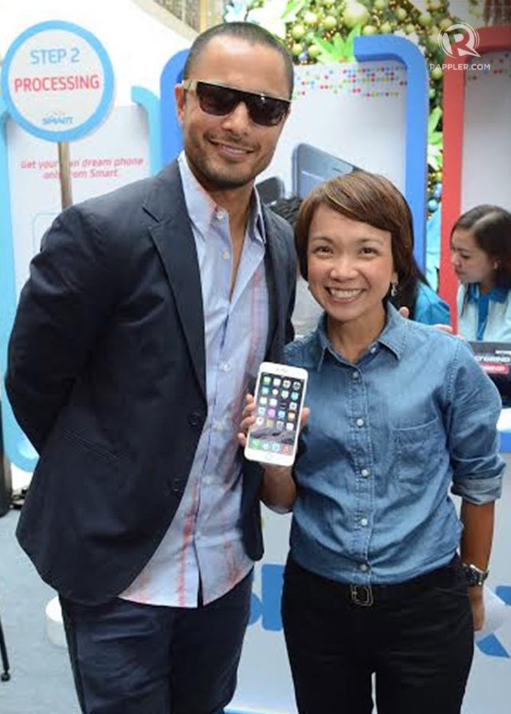 SURPRISE APPEARANCE. Derek Ramsay surprised subscribers at the Smart iPhone 6 pop-up store in SM Megamall. With Smart Postpaid Marketing Head Kathryn Carag. Photo courtesy of Smart