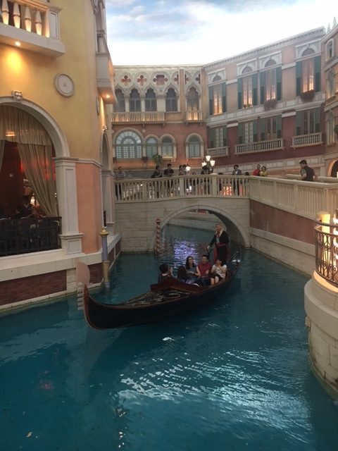 GONDOLA. Kamu bisa menyaksikan atau bahkan mencoba menaiki gondola di dalam Venetian Macao. 