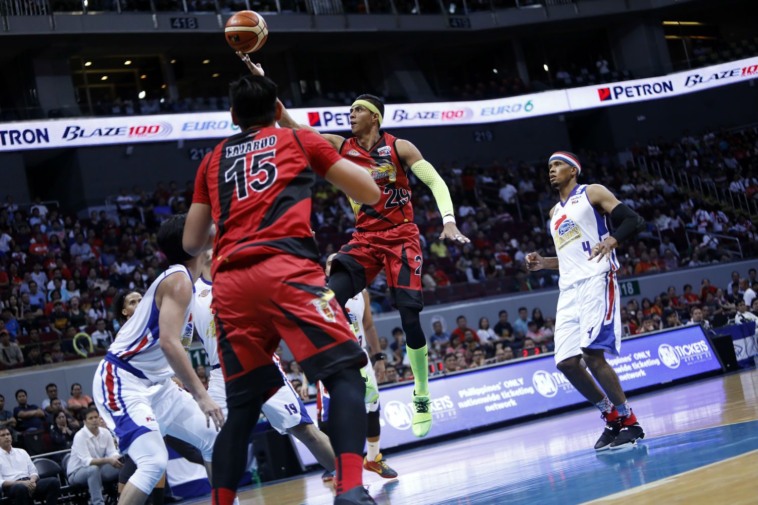 COLD BLOODED. Arwind Santos proves clutch again for the San Miguel Beermen. Photo by PBA Images 