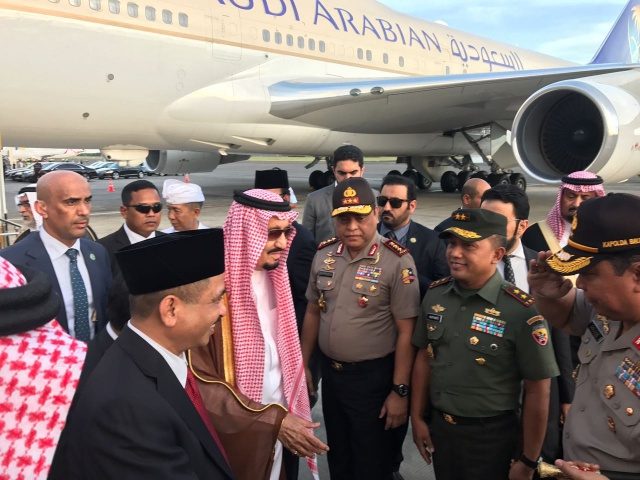TIBA DI BALI. Raja Arab Saudi Salman bin Abdul Aziz disambut oleh berbagai pejabat tinggi ketika mendarat di Bali pada Sabtu, 4 Maret. Foto oleh Divisi Humas Mabes Polri 