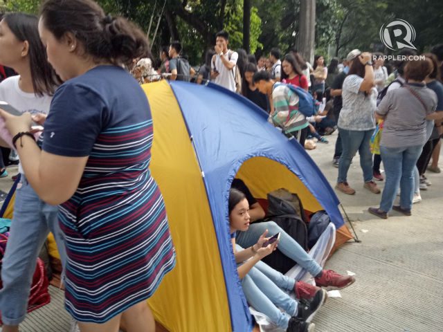 CAMPED. Some applicants have set up tents in anticipation of the long waiting time. Photo by Annabella Garcia/Rappler 