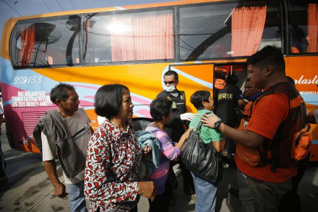 FREED. Hostaged passengers are assisted by authorities after the incident along NLEX. File photo by Ben Nabong/Rappler 