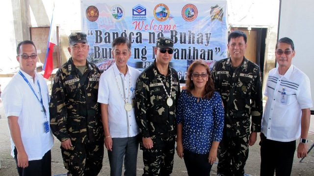 HAND IN HAND. Representatives from Metrobank, TOPSOLDIERS, and the 801st Infantry Brigade of the Philippine Army witness the turnover activity and meet the beneficiaries in the municipality of Lawaan, Eastern Samar. 