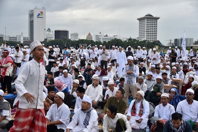 Over 200,000 Indonesian Muslims protest Christian governor
