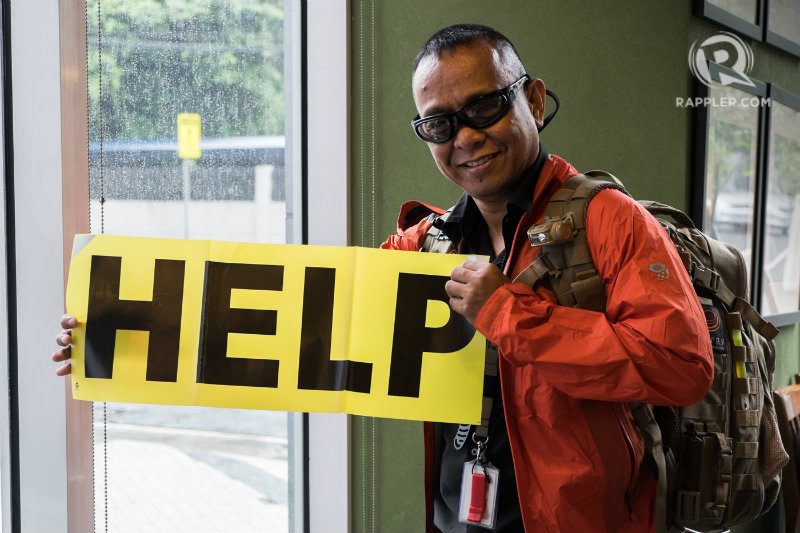 VOLUNTEER. Dr Ted Esguerra poses with his "help banner" and his emergency bag, which he brings everywhere.  