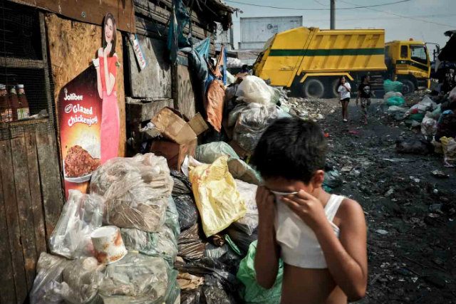 MEAT OF THE MATTER. The supply of chicken meat is sourced from the neighborhood’s dumpsite. They are pagpag or leftovers from fast food chains.  