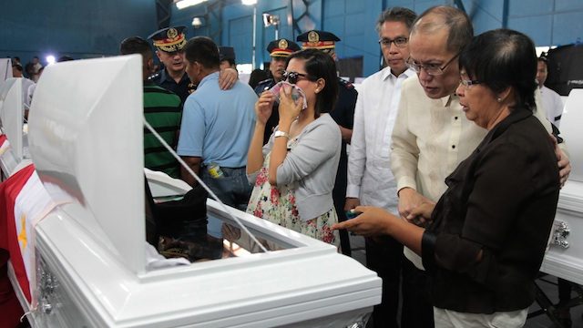 UPSET. Rachel Sumbilla pays little mind to the President when he approaches her husband's coffin. Malacañang Photo Bureau 