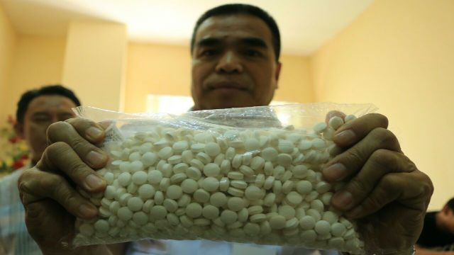 OBAT ILEGAL. BPOM Sulawesi Selatan telah mengamankan 29.000 pil paracetamol, cafein dan carisoprodol dari seorang distributor di Makassar. Foto oleh Syarifah Fitriani. 