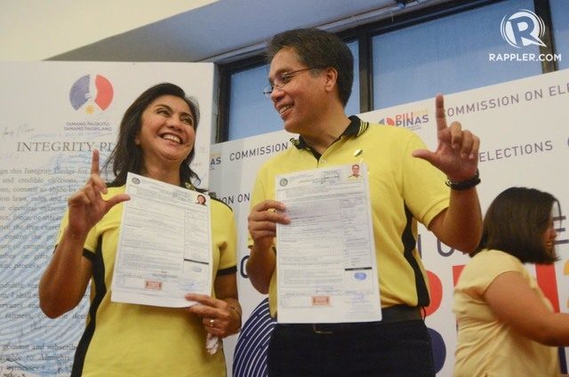 RULING PARTY TANDEM. Administration tandem Mar Roxas and Leni Robredo, with their family members, file their certificates of candidacy on October 15, 2015. Photo by Alecs Ongcal/Rappler  