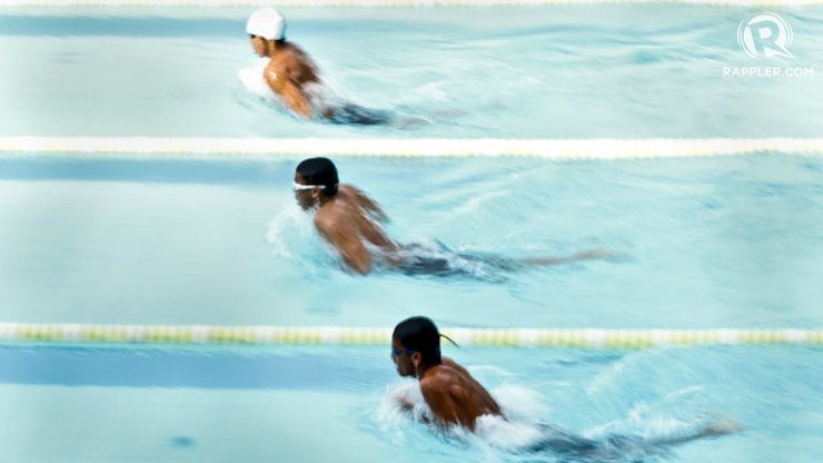 Participants of the men's 100m breaststroke in action. Photo by Mark Cristino/Rappler