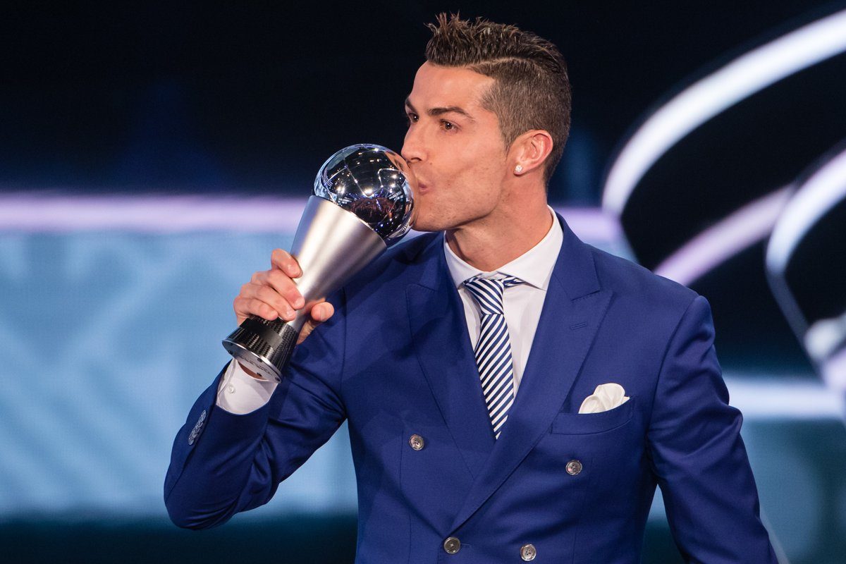 Ronaldo pemain terbaik FIFA 2016