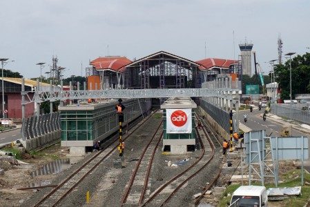 Pekerja menyelesaikan pembangunan stasiun kereta bandara Soekarno - Hatta, Tangerang, Banten, Selasa (28/2). Foto oleh Lucky R/ANTARA 