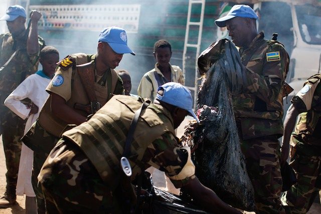In this file photo, Rwandan troops serving with the African Union-United Nations Hybrid Operation in Darfur (UNAMID) take part in a clean-up campaign of the Amdafasu market in El Fasher, North Darfur, Sudan, 29 March 2014. Albert González Farran/UN Photo