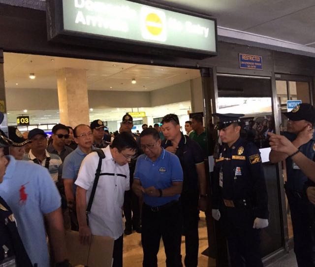 Vice President Jejomar Binay arrives at Mactan International Airport on Friday morning. Photo from UNA Media Team  