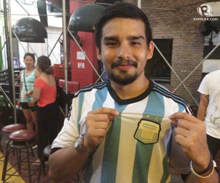 A FAN NO MATTER WHAT. Alex Zayco is still proud of Argentina and his favorite player Lionel Messi despite the heartbreaking loss at the hands of Germany. Photo by Jane Bracher/Rappler