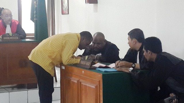 Di sidang perdana, jaksa tuduh Obby Kogoya lawan polisi Yogyakarta