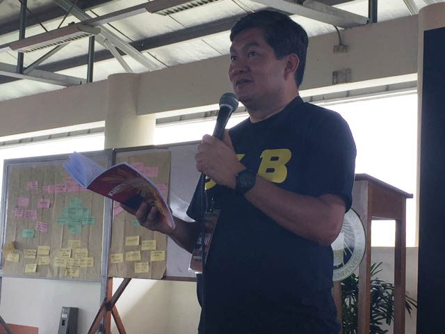 POLITICAL EDUCATION. Fr Javy Alpasa explains SLB's Kuwentuhang Bayan manual. Photo by Gerard Lim/Rappler 