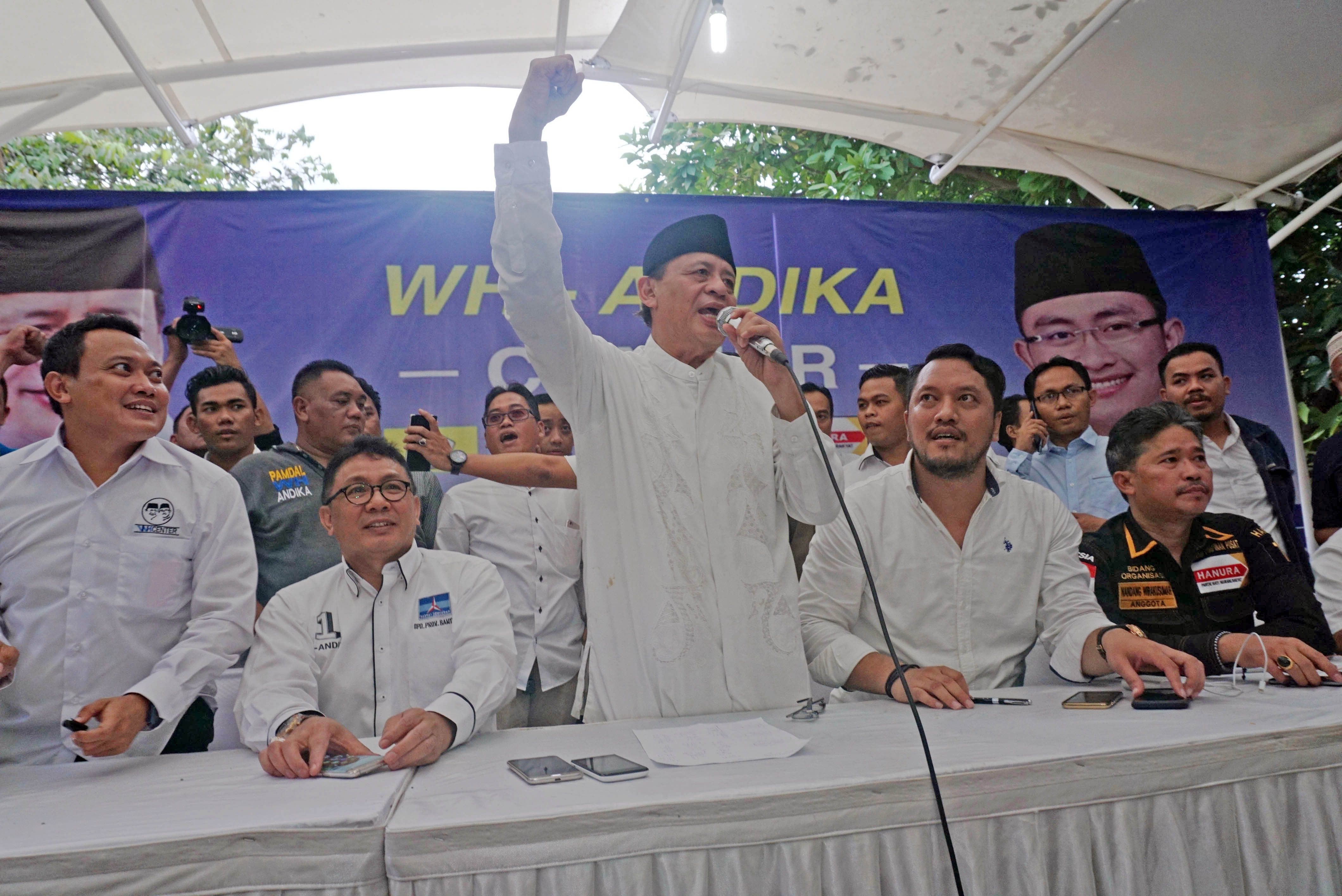 Cagub Banten Wahidin Halim (ketiga kiri) memberikan pernyataan kemenangannya berdasarkan sejumlah hasil survei dengan kemenangan di atas 51 persen. Foto oleh Lucky R./Antara 