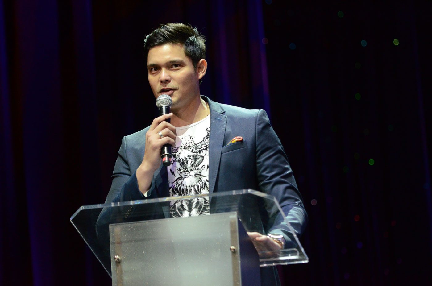 PRESENTOR. National Youth Commission's Dingdong Dantes presents one of the awards during the event last September 26. Photo by Alecs Ongcal/Rappler 