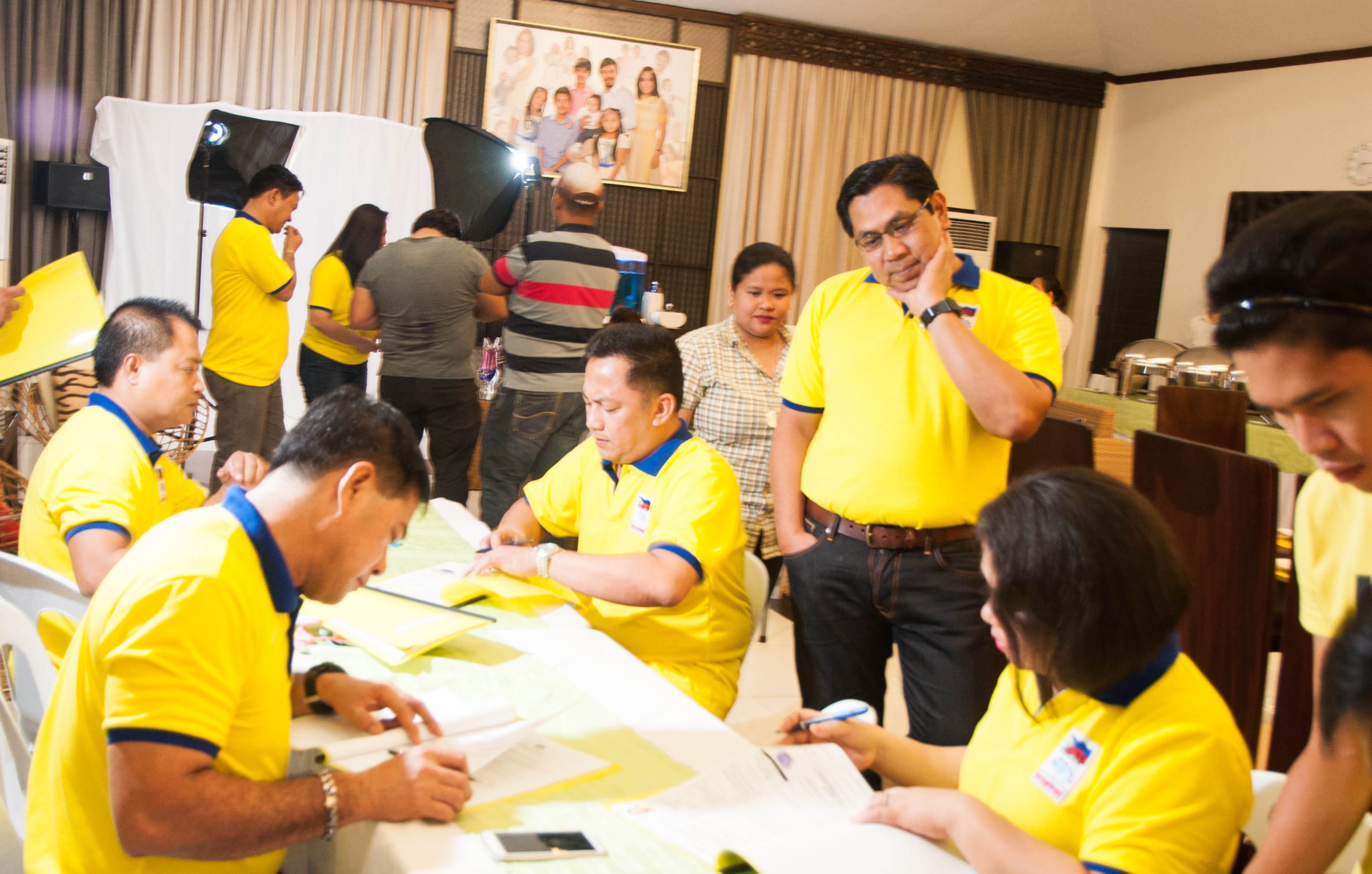 PATIENCE. Mayor Ronnel Rivera at a gathering of supporters. Photo by Edwin Espejo/ Rappler  