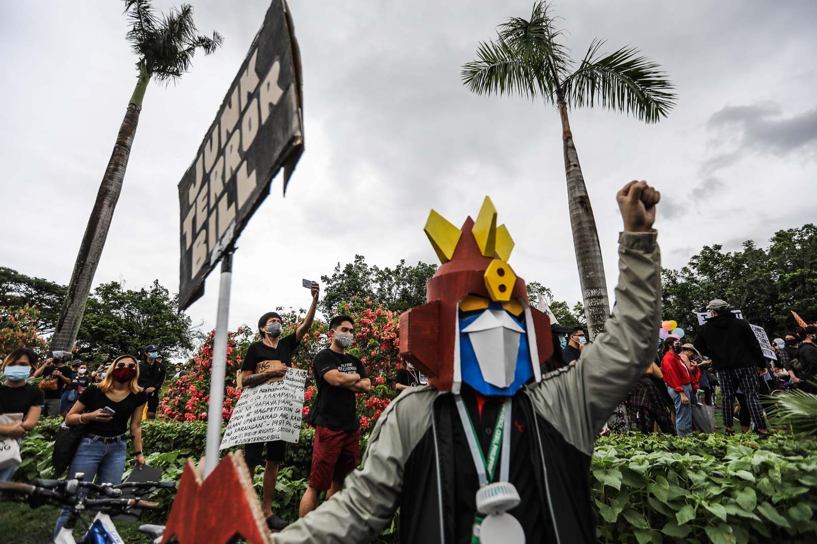 CREATIVE. The youth brought out their creative side in the assembly, fashioning their own party hats, fake cakes and roses, and Voltes V masks. Photo by Jire Carreon/Rappler 