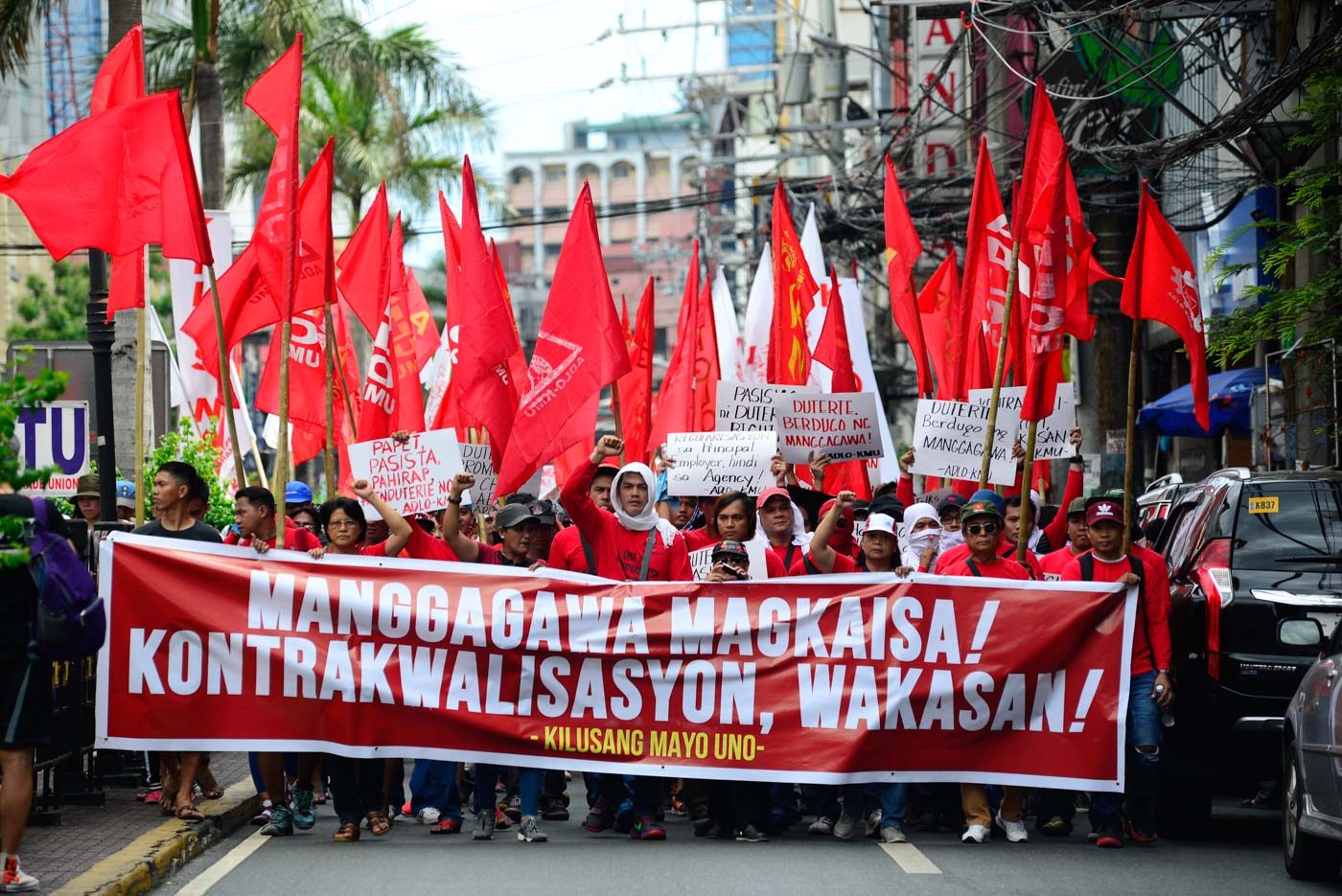 Pada Hari Buruh, ribuan pekerja memprotes endo EO