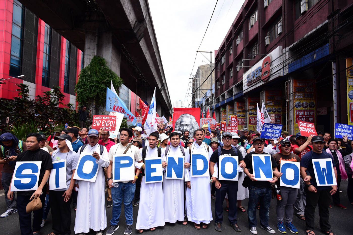 END ENDO. Along Recto Avenue, eminarians hold placards that read 'Stop endo now.' Photo by Maria Tan/Rappler   