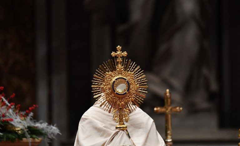 NEW YEAR MASS. Pope Francis holds the monstrance (ostensorium) as he leads the Te Deum prayer or hymn of praise in St Peter's Basilica at the Vatican on December 31, 2017. Photo by Vincenzo Pinto/AFP  
