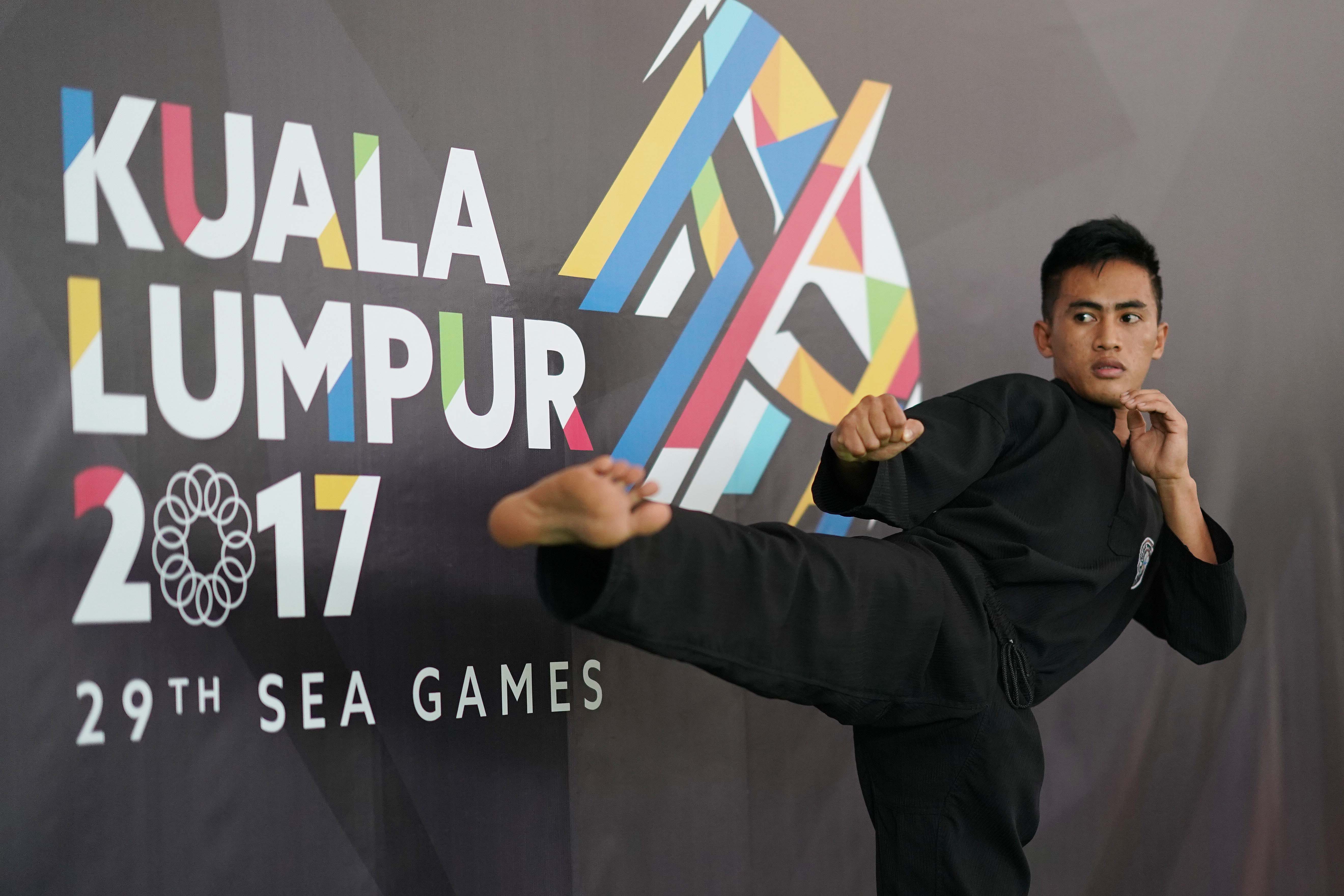 LAST GOLD. Dines Dumaan wins the last gold medal for the Philippines in the men's tanding putra class A 45-50 kg division of pencak silat. Photo from POC-PSC Media 