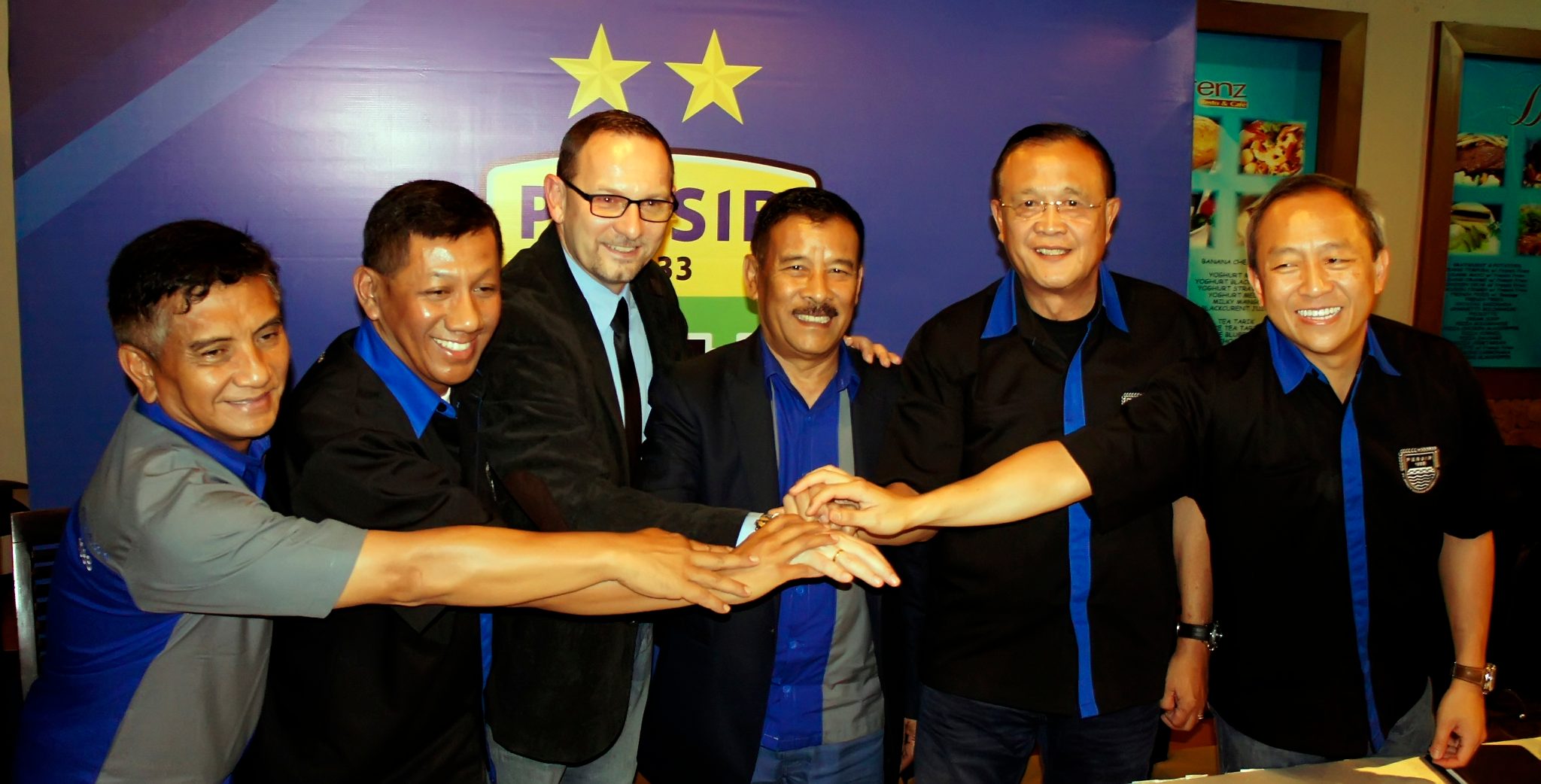 Dejan Antonic (ketiga kiri) bersama manajer dan direksi PT Persib Bandung Bermartabat gelar jumpa pers pada 20 Januari 2016. Foto oleh Agus Bebeng/Antara 
