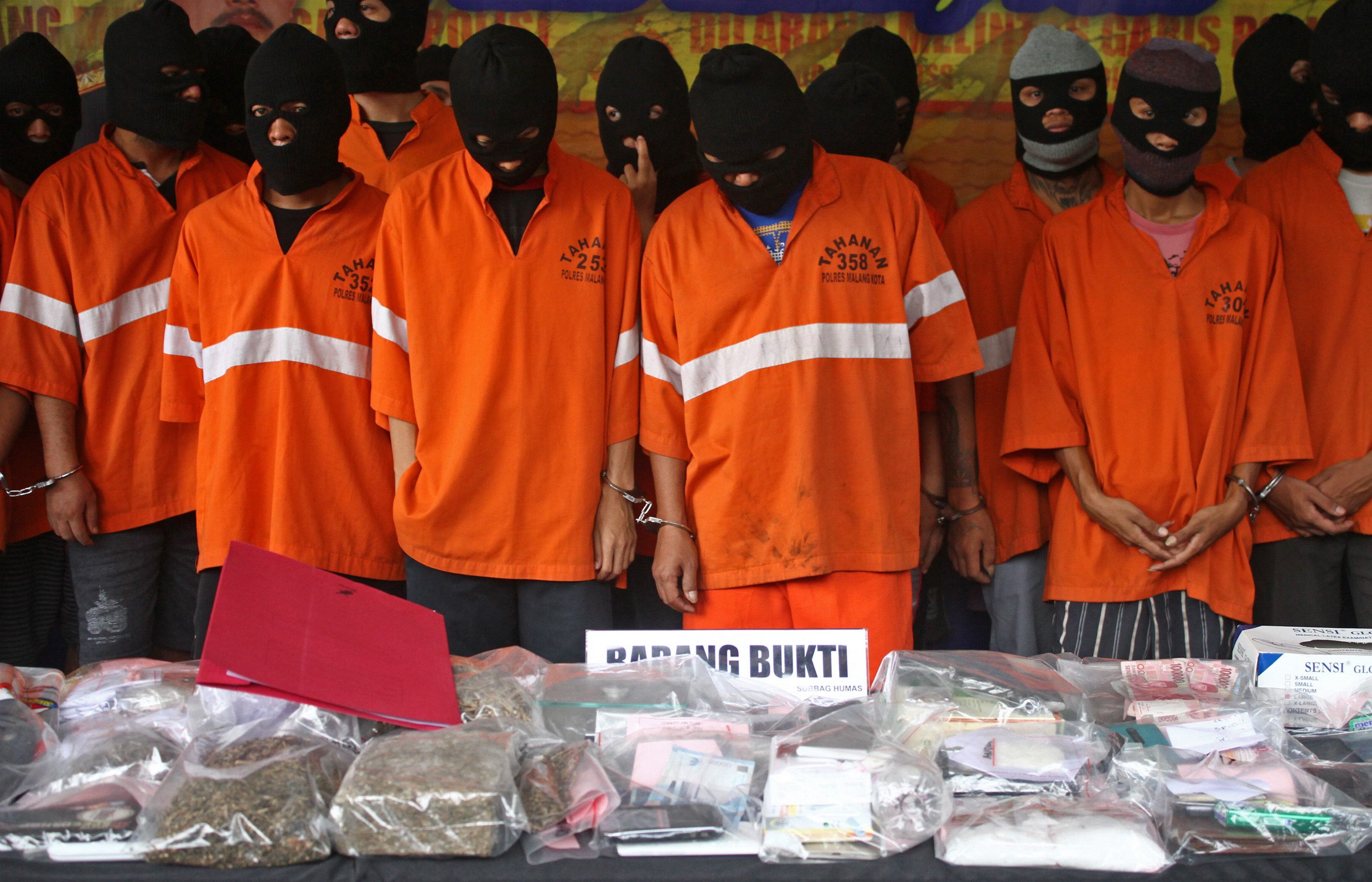 Sejumlah tersangka pengedar dan pemakai narkoba ditunjukkan di Mapolresta Malang, Jawa Timur, pada 28 Januari 2016. Foto oleh Ari Bowo Sucipto 