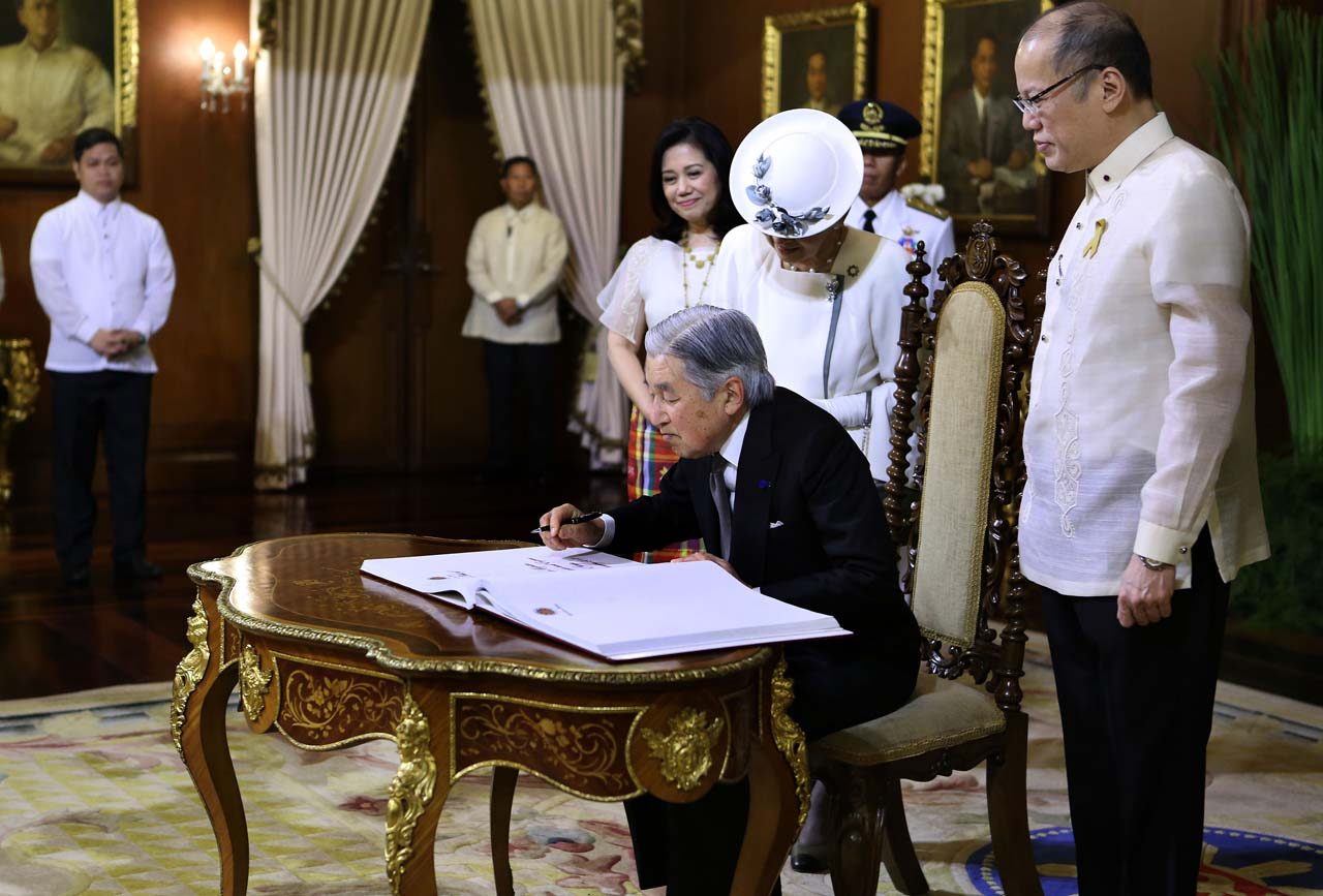 RECEPTION. His Majesty the Emperor Akihito of Japan signs the guest book at the Reception Hall of the Malacañan Palace in the presence of President Benigno Aquino III on January 27, 2016. Photo by Gil Nartea/Malacañang Photo Bureau  
