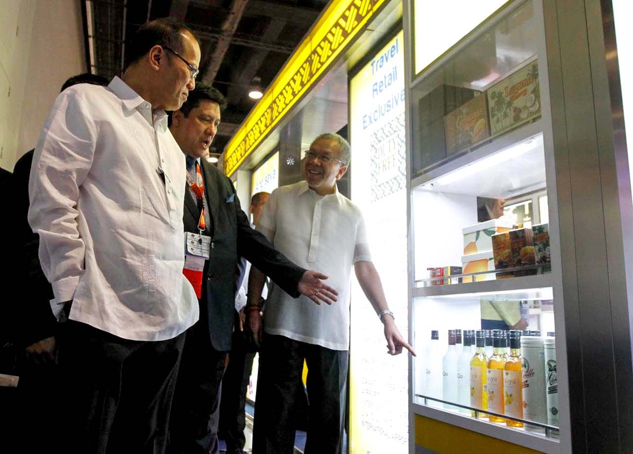 RETAILERS' SHOWCASE. President Benigno S. Aquino III tours and views the exhibit on the 17th Asia Pacific Retailers Convention and Exhibit (APRCE) at the SMX Convention Center, Mall of Asia, Pasay City on Thursday, October 29, 2015. Also in photo are Department of Trade and Industry Secretary Gregory Domingo and Philippine Retailers Association (PRA) President Mr. Lorenzo Formoso. Photo by Rolando Mailo / Malacañang Photo Bureau / PCOO 