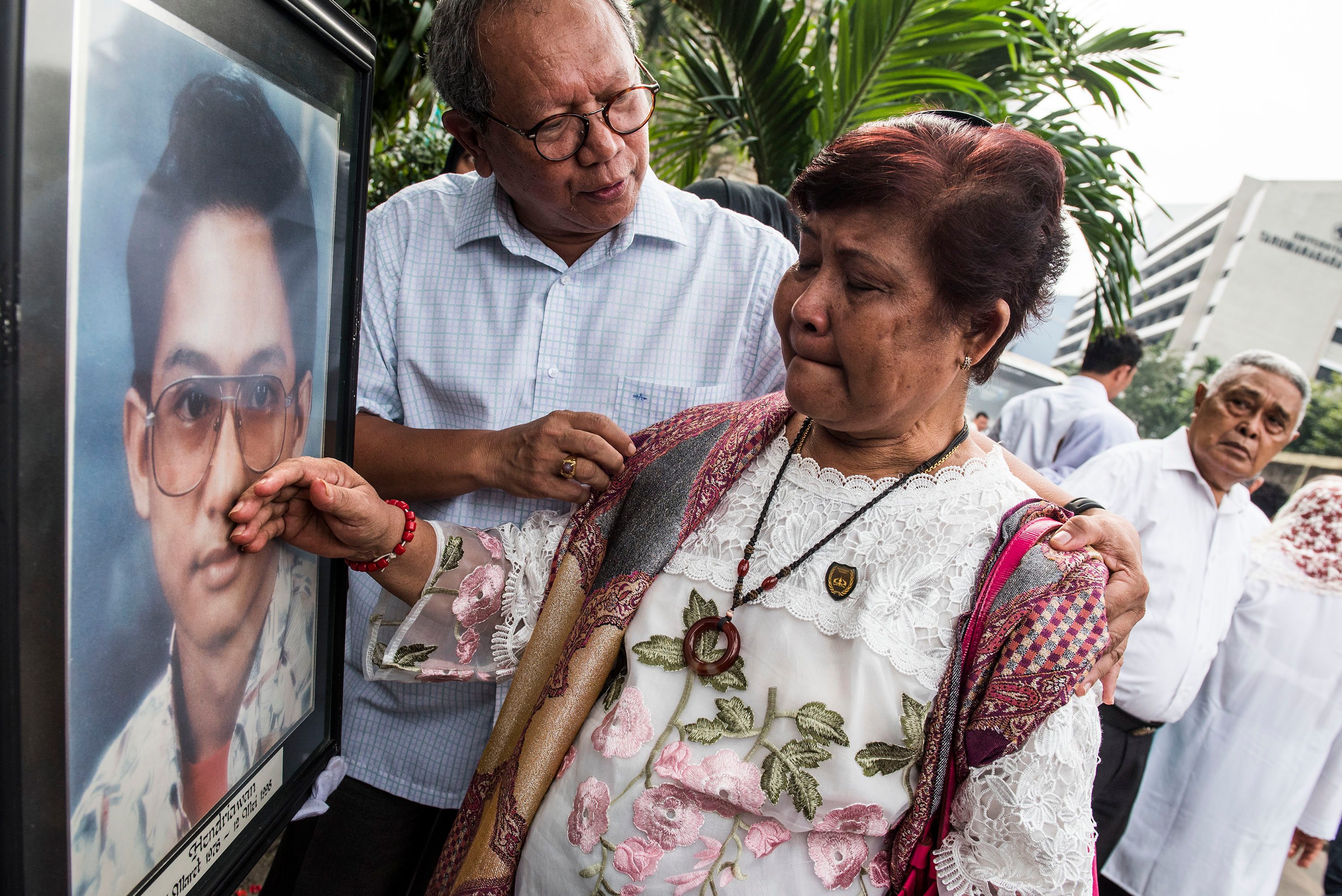 Ibu dari korban penembakan mahasiswa Trisakti, Karsiah Sie, melihat foto anaknya. Hendriawan Sie, saat Peringatan 18 Tahun Tragedi 12 Mei 1998 di Universitas Trisakti, Grogol, Jakarta, pada 12 Mei 2016. 