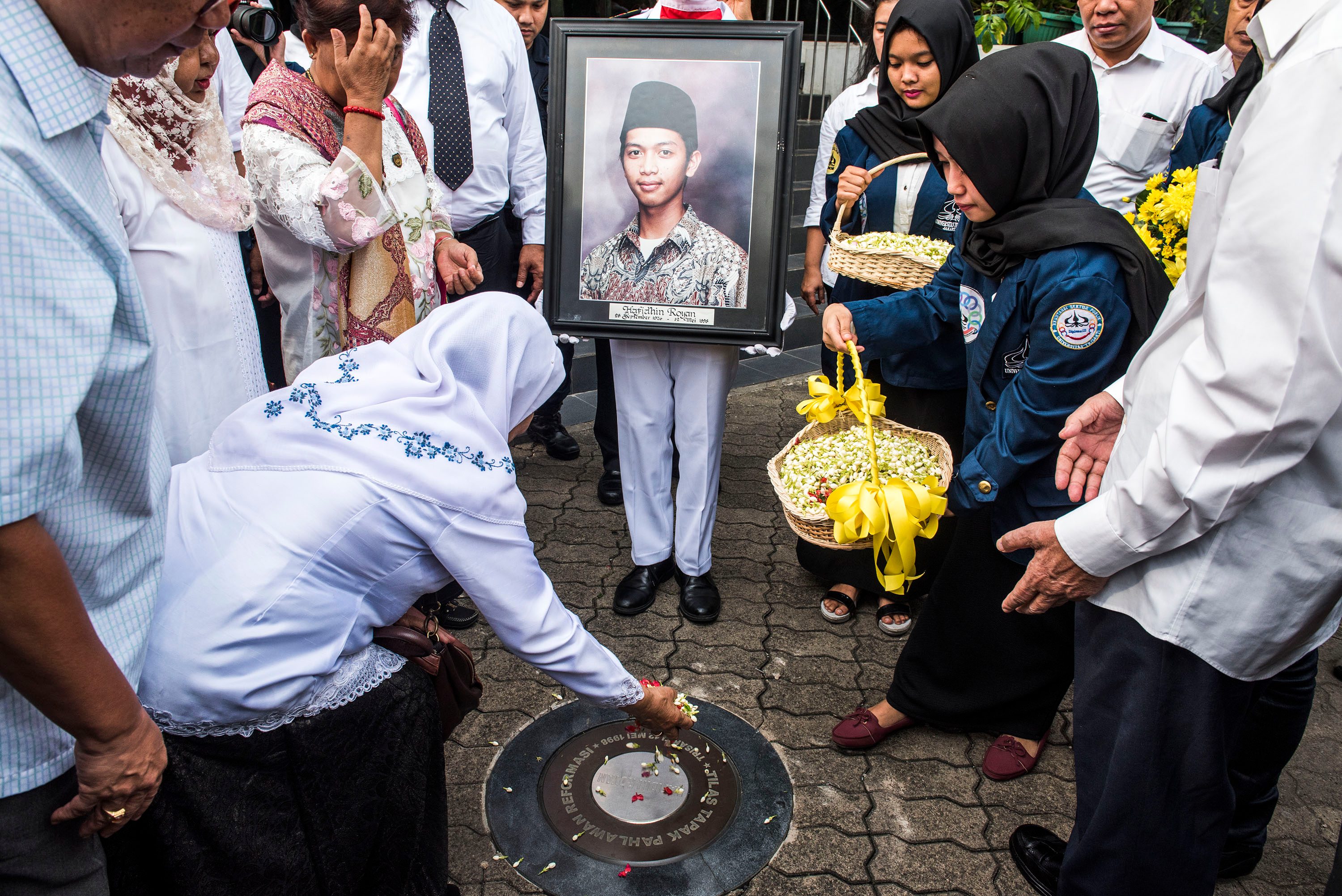 Keluarga besar kampus beserta kerabat korban melakukan tabur bunga saat Peringatan 18 Tahun Tragedi 12 Mei 1998 di Universitas Trisakti, Grogol, Jakarta, pada 12 Mei 2016. Foto oleh Antara 