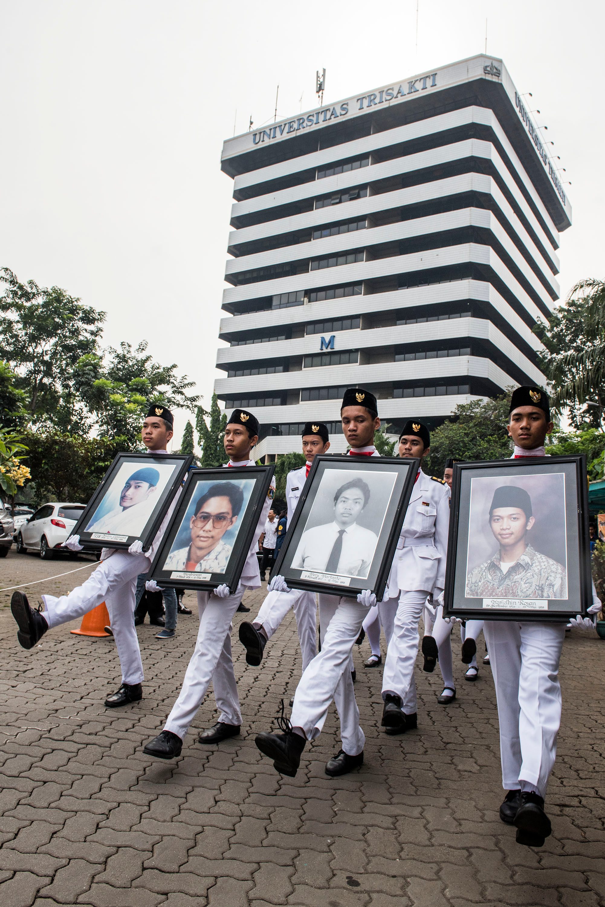 Mahasiswa dengan foto korban tragedi Mei mengikuti Peringatan 18 Tahun Tragedi 12 Mei 1998 di Universitas Trisakti, Grogol, Jakarta, pada 12 Mei 2016.  