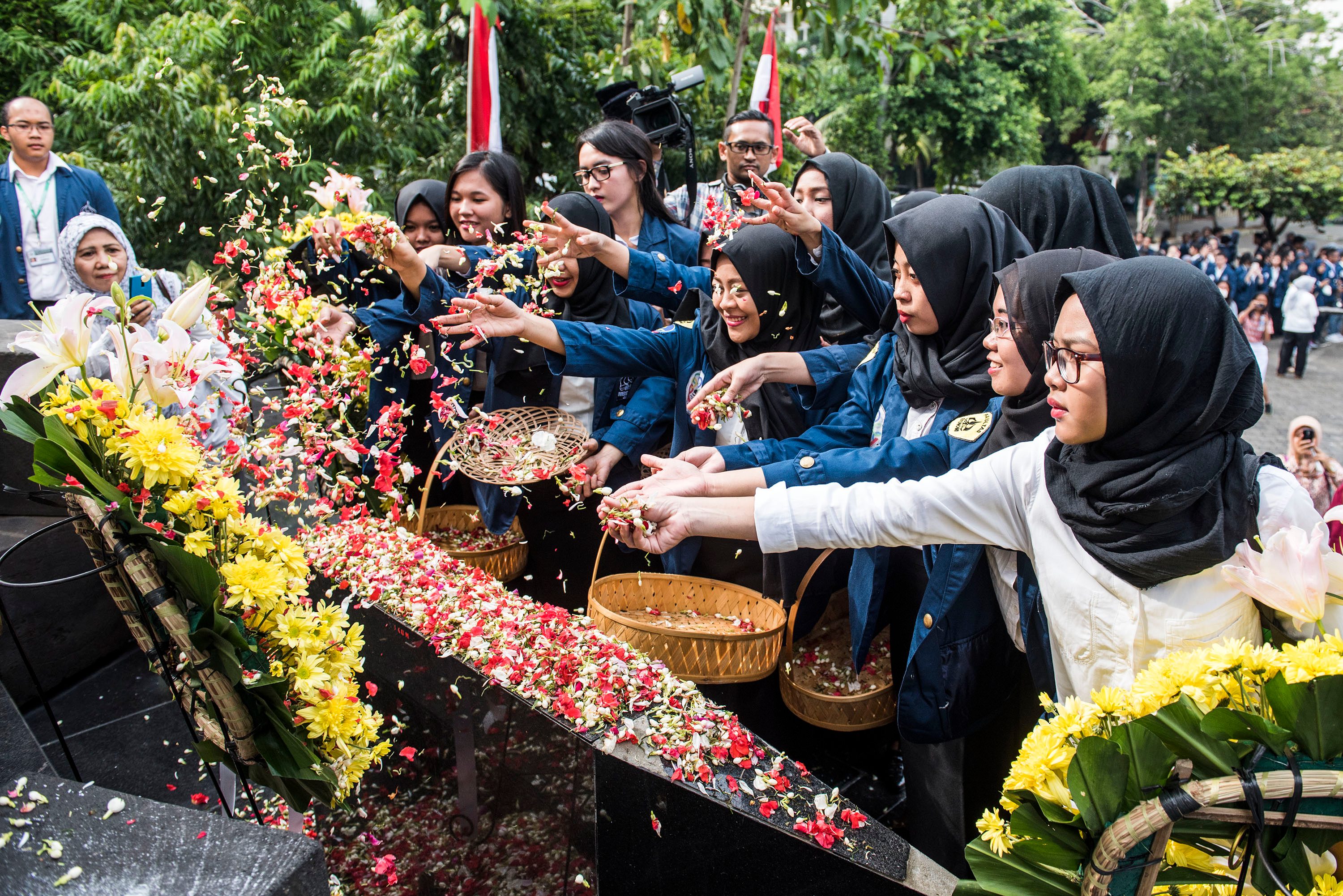 Mahasiswa Universitas Trisakti menabur bunga di prasasti saat Peringatan 18 Tahun Tragedi 12 Mei 1998 di Universitas Trisakti, Grogol, Jakarta, pada 12 Mei 2016. 