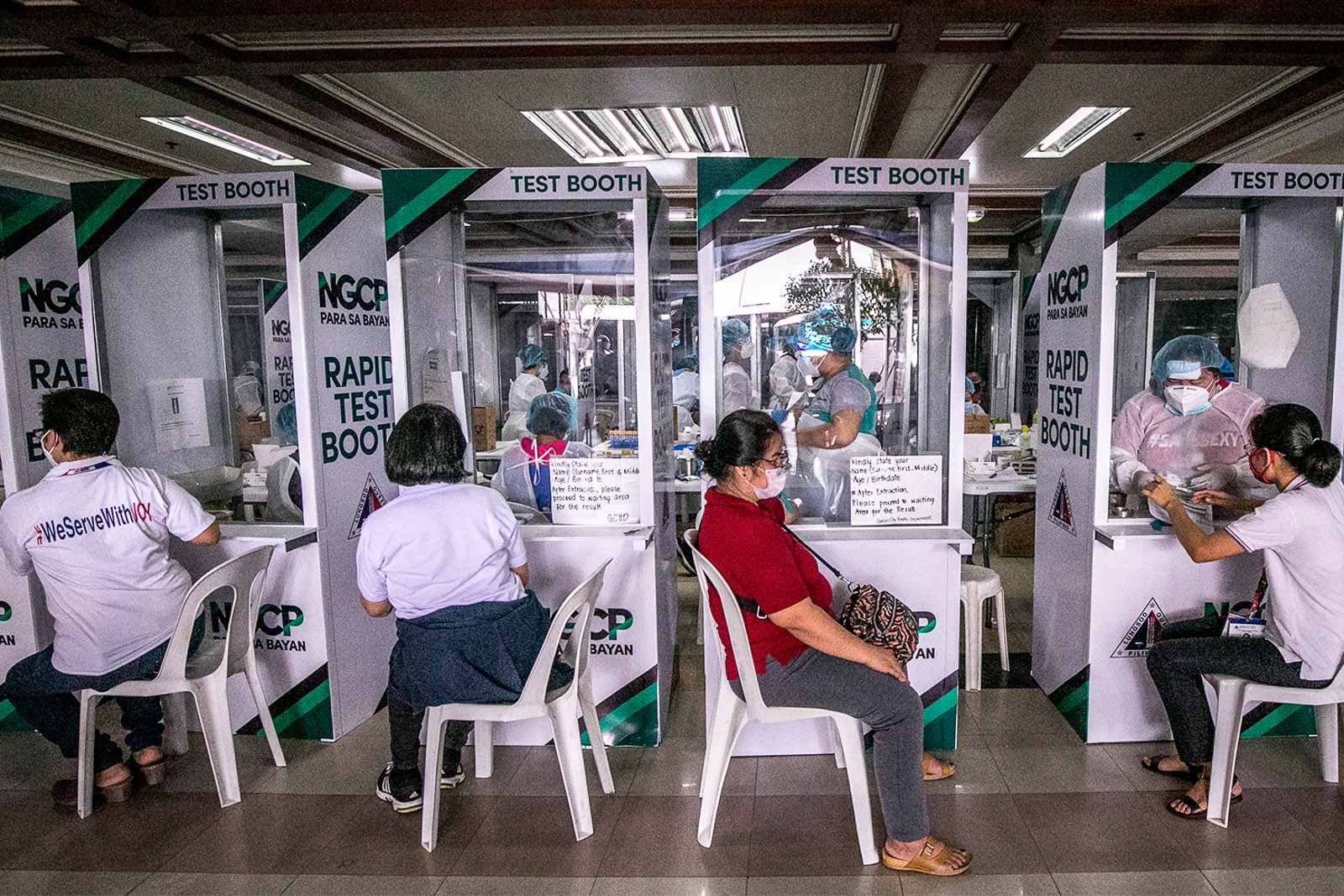 RAPID TESTS. The Quezon City Government puts up COVID-19 Rapid mass testing booths at the city hall on Wednesday, July 1, 2020, for its trace-isolate-treat strategy in combating COVID-19. Photo by Darren Langit/Rappler 