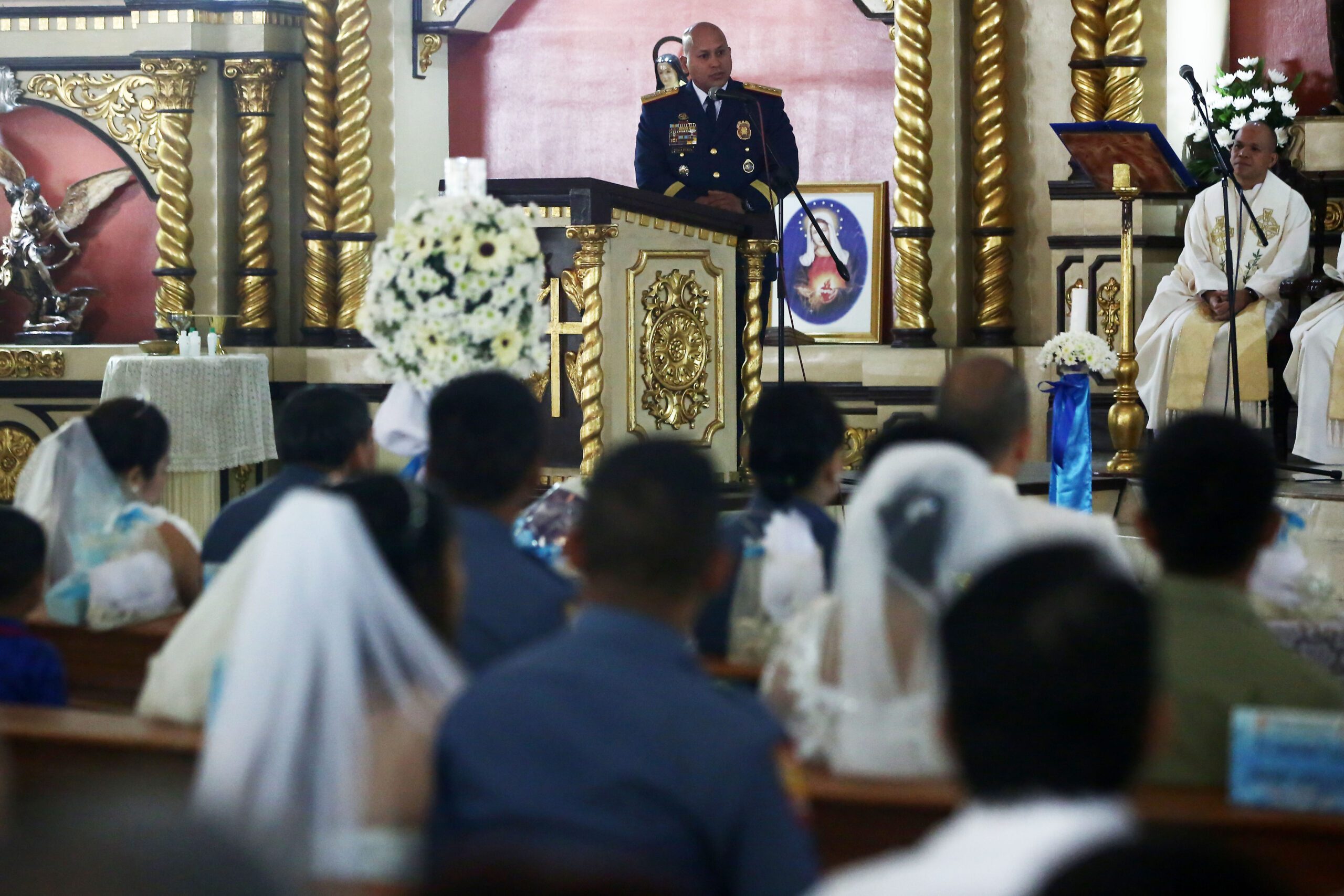 Dela Rosa tells cops’ wives: ‘Don’t concentrate on material things’