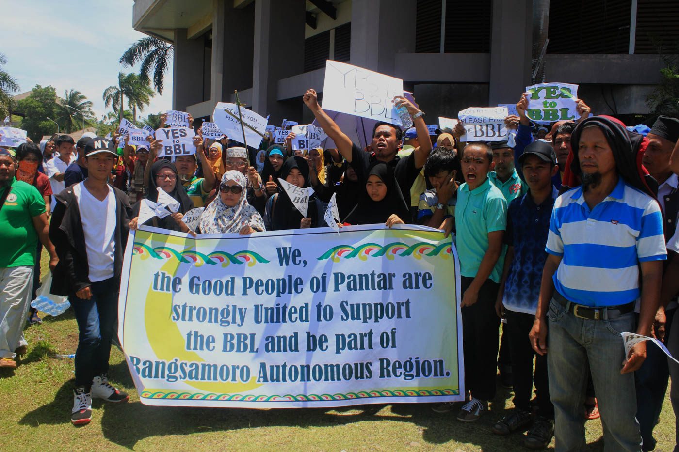 SUPPORT. Pantar townspeople supporting BBL. Photo by Bobby Lagsa/Rappler 