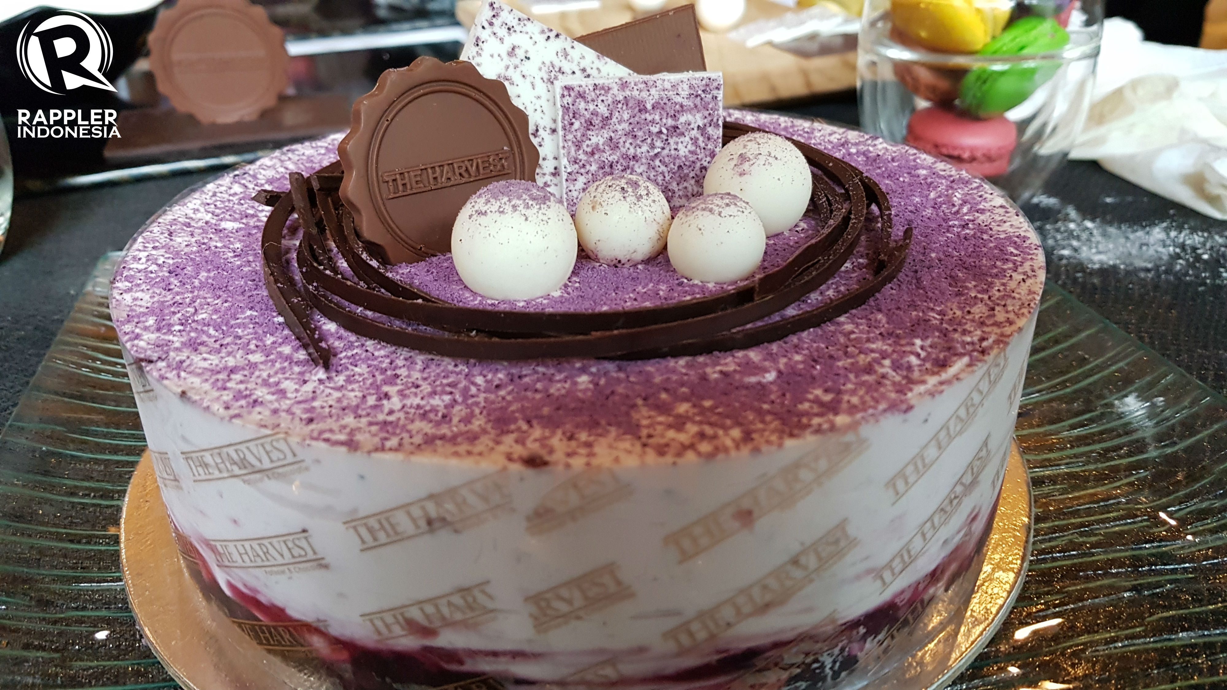 The Harvest Blueberry Bloom Cake merupakan paduan kue sponge cokelat dengan blueberry cream mousse. Foto oleh Sakinah Ummu Haniy/Rappler 