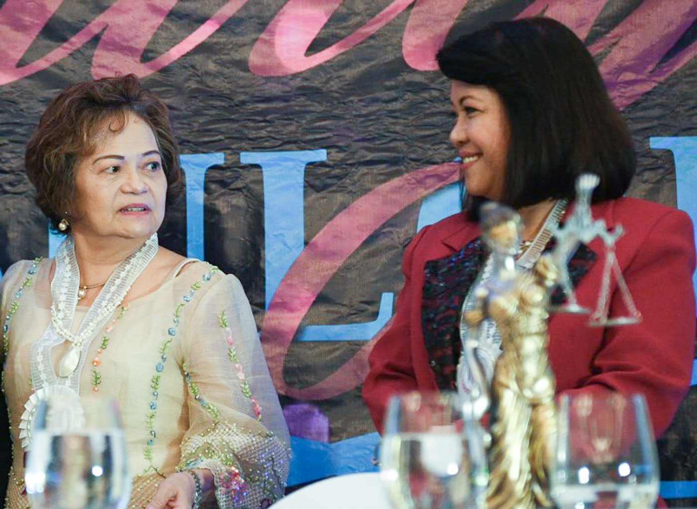 De Castro calls out Sereno as they share one stage
