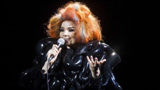 Singer Bjork tells of sexual harassment by director