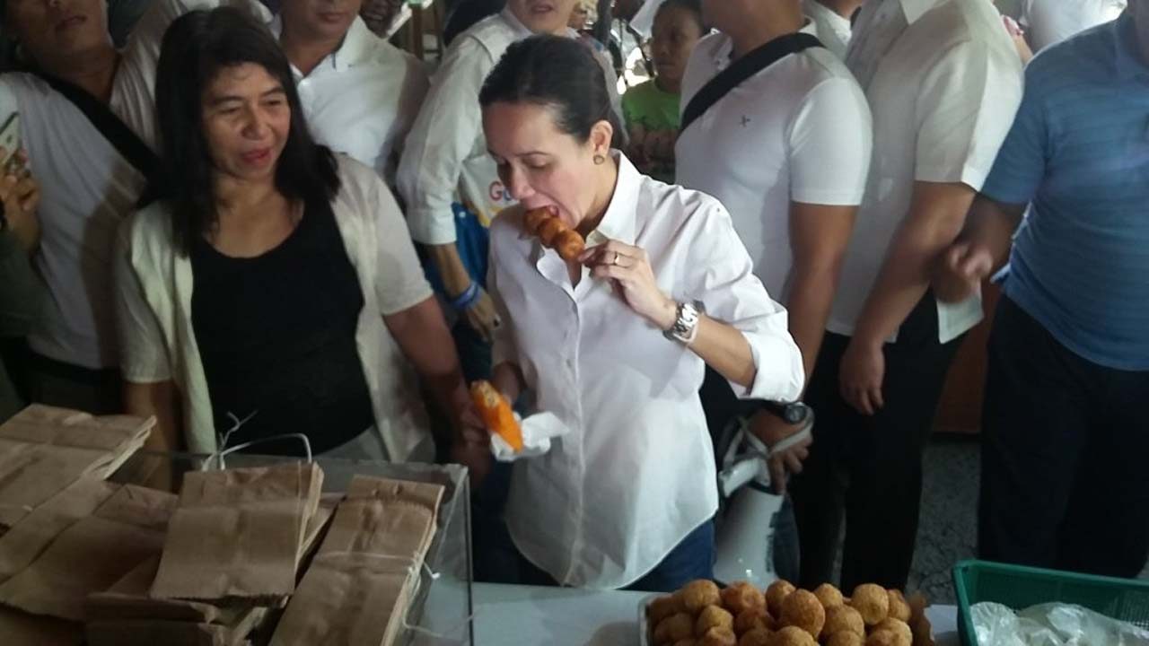 MARCOS COUNTRY. Presidential candidate Grace Poe tries native Ilocano food during her sortie in Batac, Ilocos Norte, hometown of the late President Ferdinand Marcos, on February 11, 2016. Photo by Raymon Dullana/Rappler 