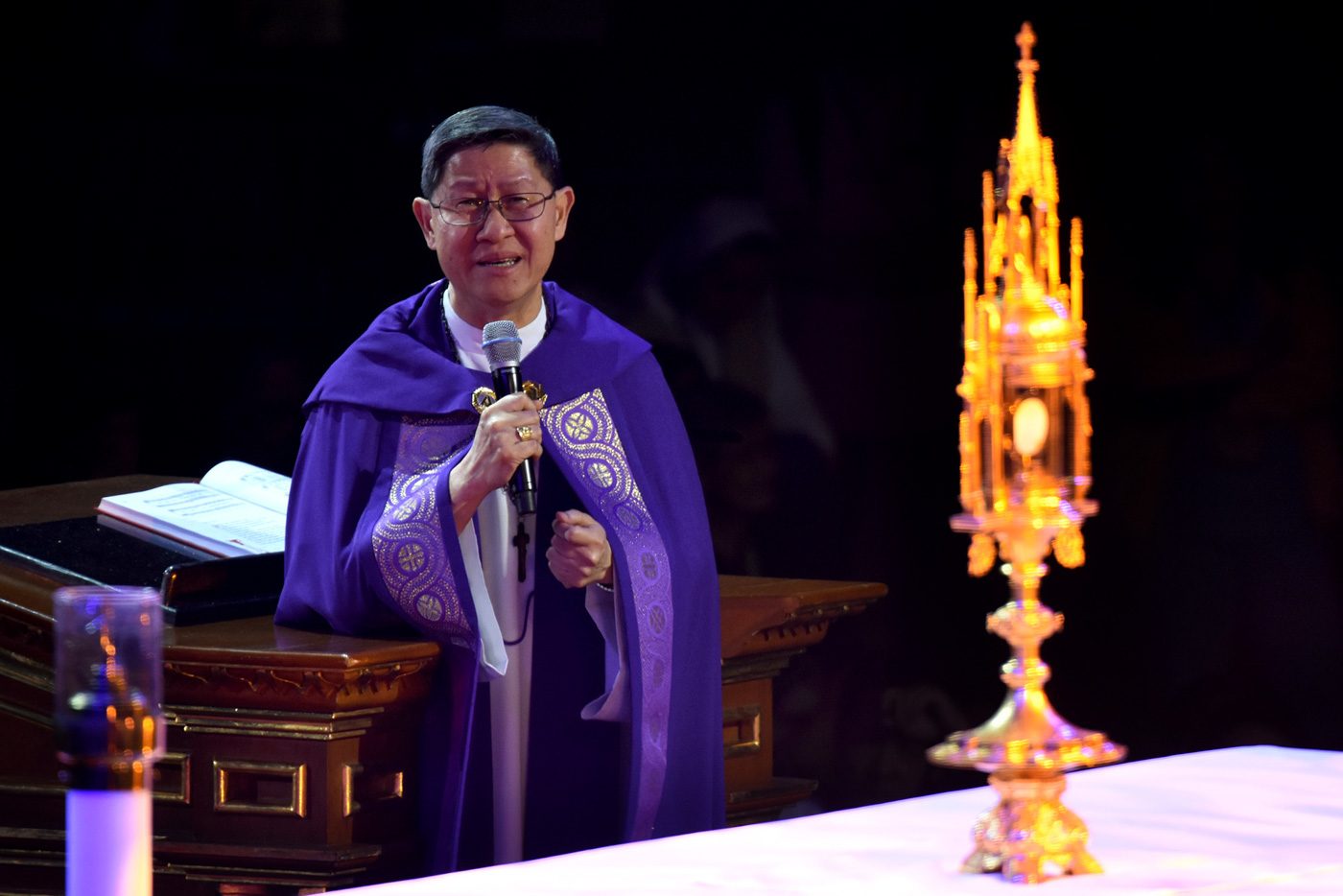 'NAGTATANONG LANG.' Manila Archbishop Luis Antonio Cardinal Tagle leads thousands of Catholics in praying before the Blessed Sacrament on July 21, 2018, as he asks the Lord why innocent people die. Photo by Angie de Silva/Rappler  