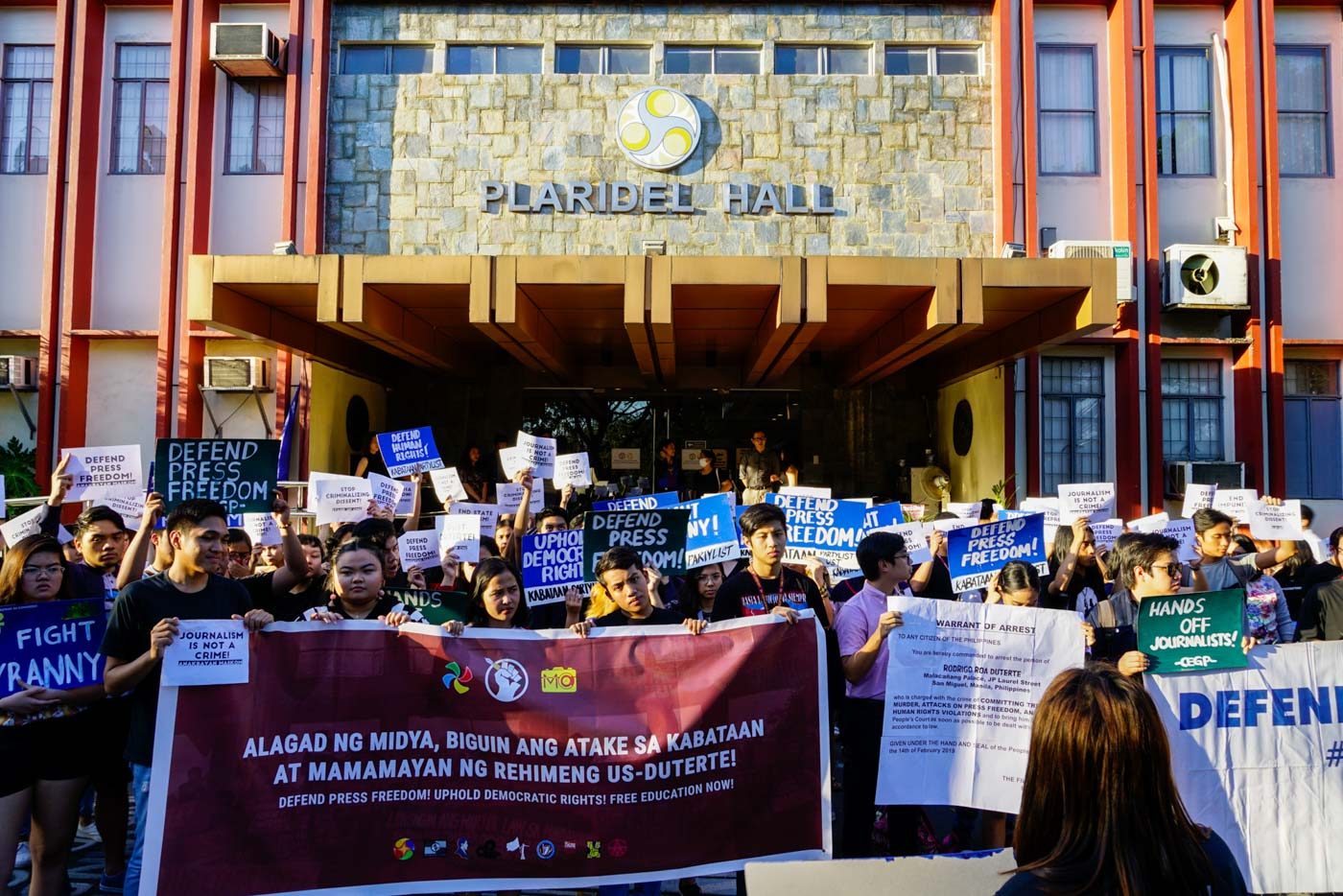 TOGETHER. Students and youth groups urge everyone to strengthen the call to defend press freedom during a protest at the UP CMC Veranda on February 14, 2019. Photo by Maria Tan/Rappler 