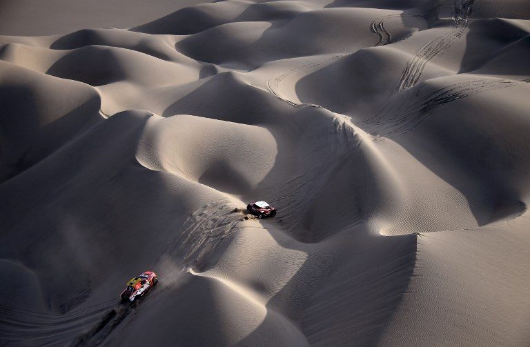 DUNE RACE. Ford's Czech driver Martin Prokop and co-driver Jan Tomanek (L) and Mini's Finnish driver Mikko Hirvonen and German co-driver Andreas Schulz ride through the dunes of Tanaca during the 2018 Dakar Rally Stage 5 between San Juan De Marcona and Arequipa in Peru on January 10, 2018. Photo by Franck Fife/Rappler  
