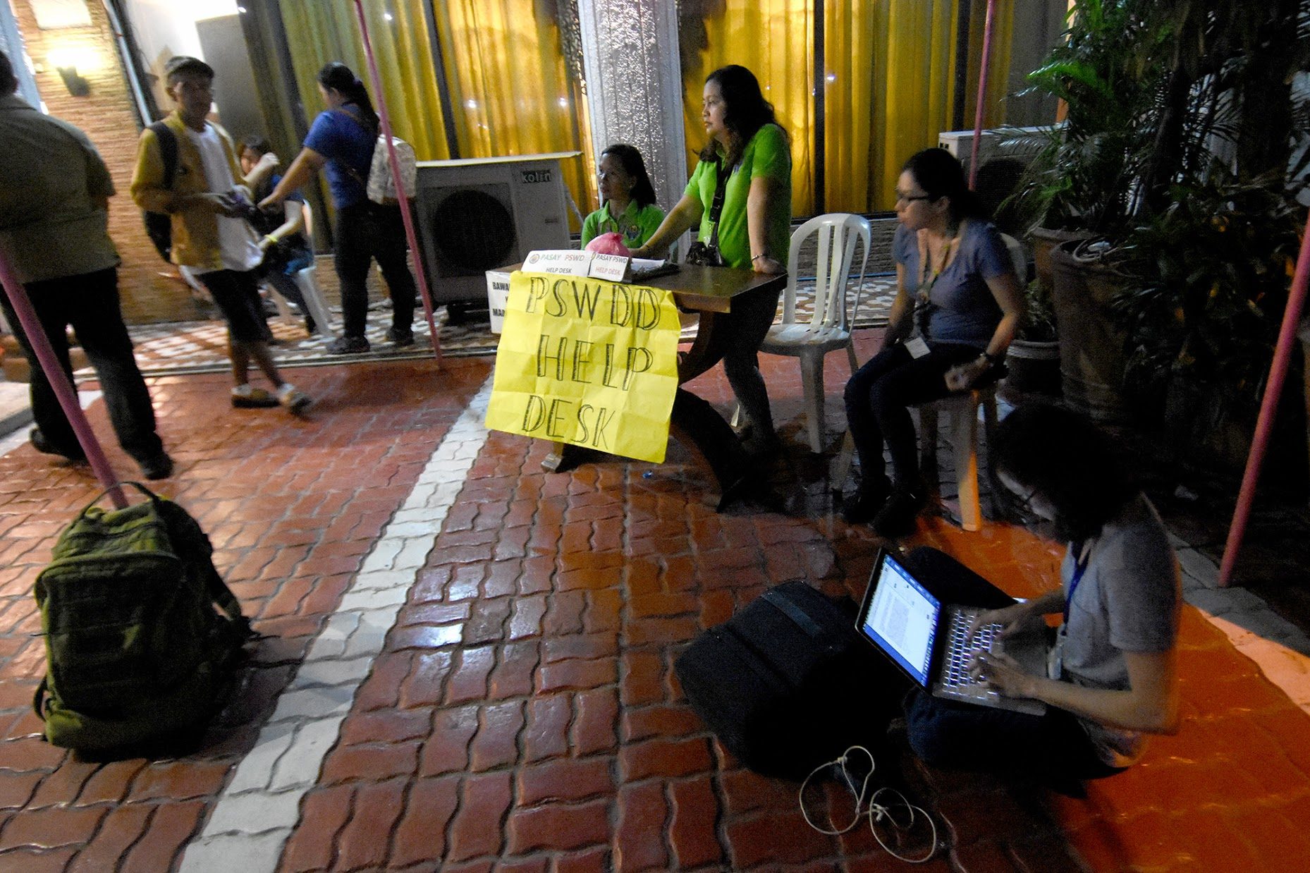 MAKESHIFT BOOTH. The Pasay City government sets up a help desk at the Veronica Funeral Homes on June 3, 2017 to provide assistance to families of the Resorts World Manila attack victims.  Photo by Angie de Silva/Rappler   